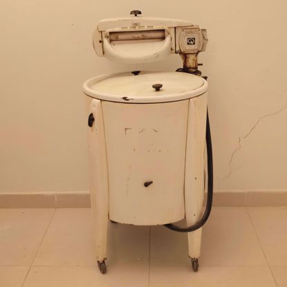 Picture of غساله قديمه اصدار السبعينات