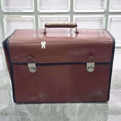 Picture of جنطه الاطباء قديمه جلد