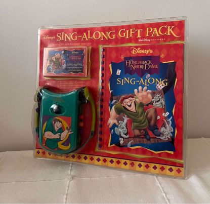 صورة جهاز تشغيل كاسيت ، شريط كاسيت ، وكتاب احدب نوتردام